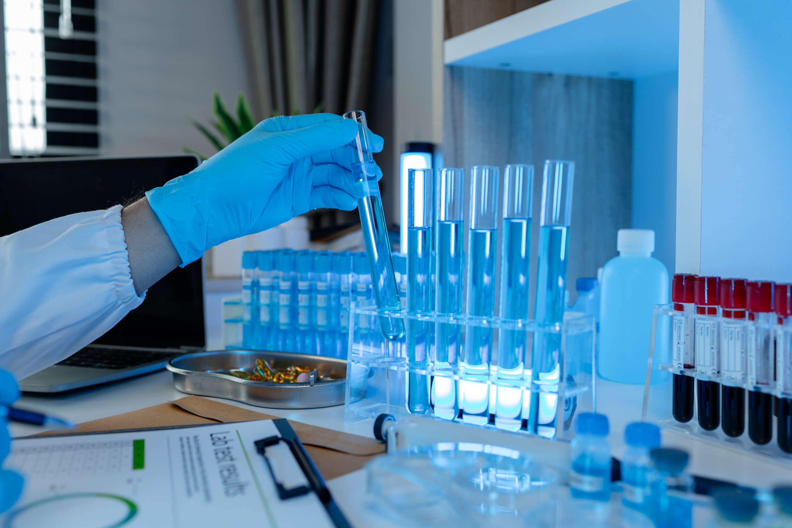 Una investigadora realiza experimentos científicos con una sustancia líquida, mientras utiliza equipos de laboratorio para analizar la muestra. Se examinan productos químicos en el laboratorio.
